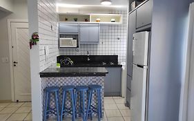 APTO 50M PRAIA- 4 PESSOAS, WIFI, SACADA, CHURRASQUEIRA, GARAGEM PARA VEICULOS PEQUENOS - Residencial Roveda